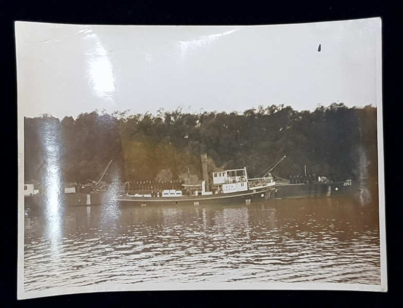 SALUPA ' CERNA  ' CU ECHIPAJUL PE PUNTE , FOTOGRAFIE DE IOSIF BERMAN , MONOCROMA, PERIOADA INTERBELICA , PREZINTA MICI HALOURI *