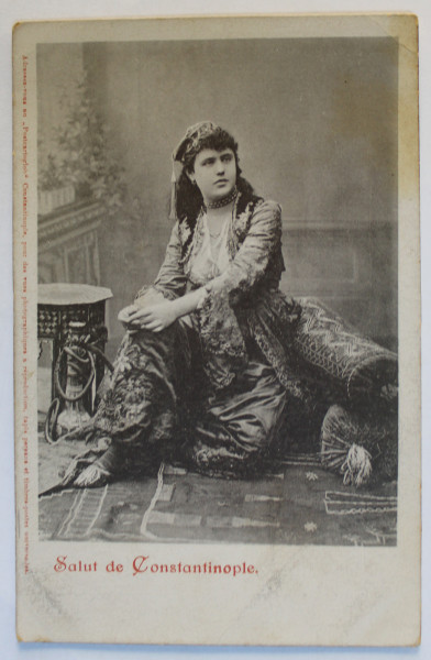 SALUT DE CONSTANTINOPOLE  - FEMEIE IN COSTUM TRADITIONAL POZAND IN STUDIO , CARET POSTALA ILUSTRATA , MONOCROMA , NECIRCULATA , CLASICA