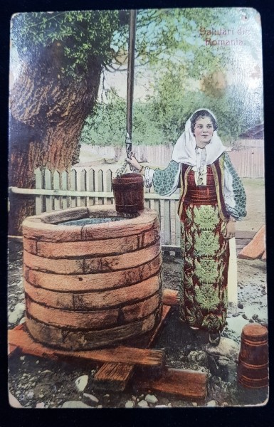 Salutari din Romania, La fantana - Foto tip CP