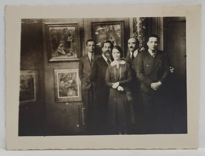 SAMUEL MUTZNER IMPREUNA CU PATRU COLEGI IN SALA DE EXPOZITIE , FOTOGRAFIE , PERIOADA INTERBELICA