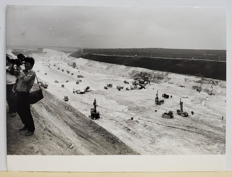 SANTIERUL CANALULUI DUNARE - MAREA NEAGRA , LUCRARI DE NIVELARE , FOTOGRAFIE DE PRESA , ANII '80