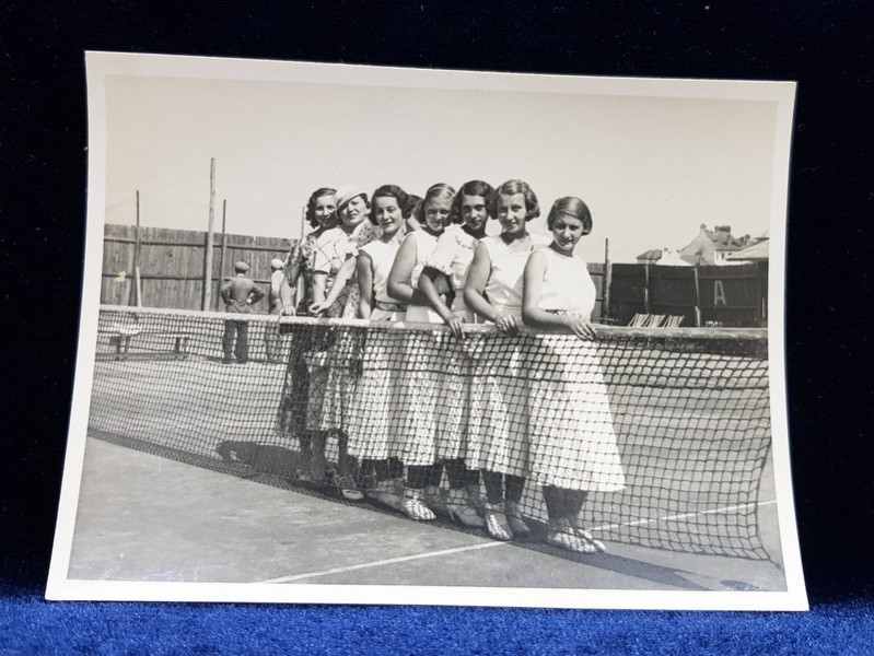 SAPTE TINERE POZAND LANGA FILEU , PE TERENUL DE TENIS , FOTOGRAFIE MONOCROMA, CU OCAZIA CEFERIADEI 1940