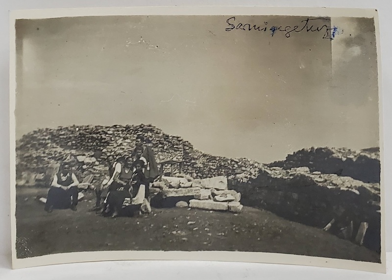 SARMISEGETUZA , TURISTI , POZA DE GRUP , FOTOGRAFIE DE MICI DIMENSIUNI , PERIOADA  INTERBELICA