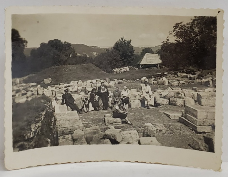 SARMISEGETUZA , TURISTI SI LOCALNICI PRINTRE RUINE , POZA DE MICI DIMENISIUNI , AUGUST 1937