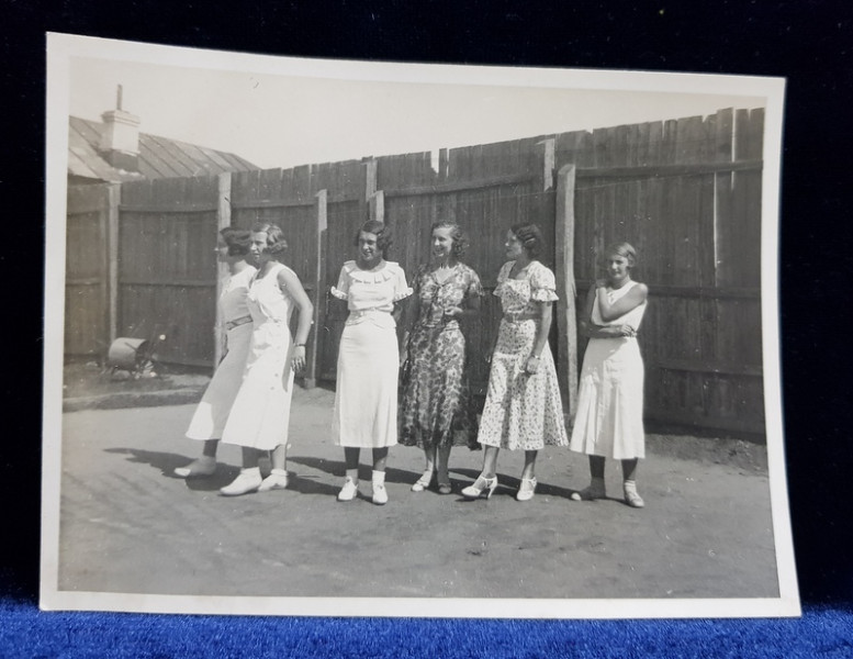 SASE TENISMENE , PE TERENUL DE JOC , FOTOGRAFIE MONOCROMA, PE HARTIE LUCIOASA , CU OCAZIA CEFERIADEI 1940