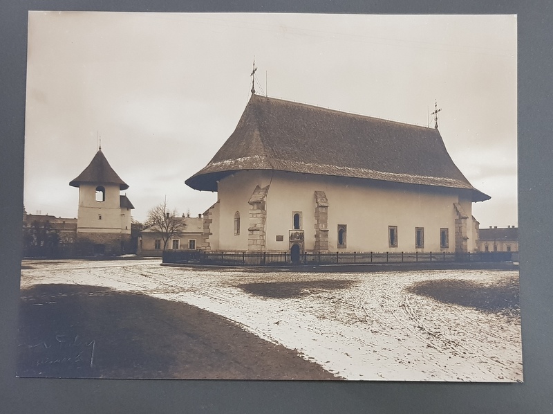 SATUL GLAVACIOC - DAMBOVITA  / BISERICA VECHE DIN RADAUTI  , FOTOGRAFII PRINDE PE CARTON , FATA  - VERSO , FOTOGRAF NICOLAE TATU , MONOCROME, PERIOADA INTERBELICA