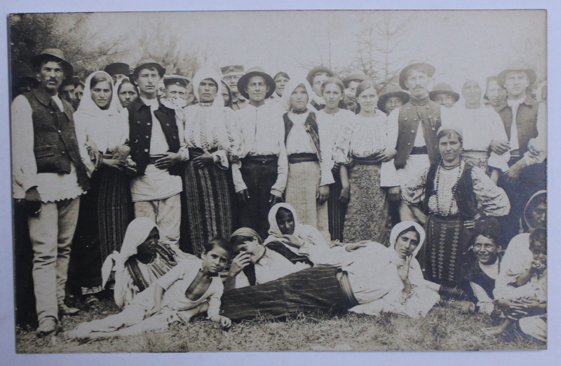 SCENA CAMPENEASCA  - GRUP DE BARBATI SI FEMEI IN COSTUME POPULARE , FOTOGRAFIE TIP CARTE POSTALA , MONOCROMA , NECIRCULATA , PERIOADA INTERBELICA