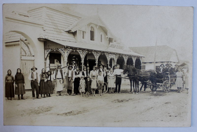 SCENA DE GRUP , IN FATA UNUI MAGAZIN CU FIRMA ' JOSIF N . BOBES ' - FOTOGRAFIE TIP CARTE POSTALA , ATELIER DE FOTOGRAF  ' CARMEN ' BRASOV , MONOCROMA, CIRCULATA , DATATA 1933