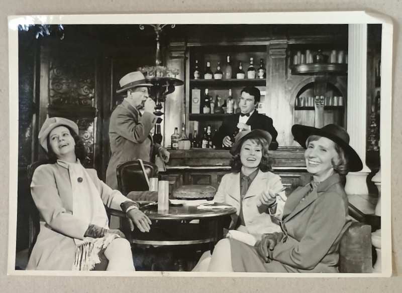 SCENA DIN FILMUL ' FACEREA LUMII ' : MARGA BARBU , CLODY BERTOLA , FOTOGRAFIE DE PRESA , 1971