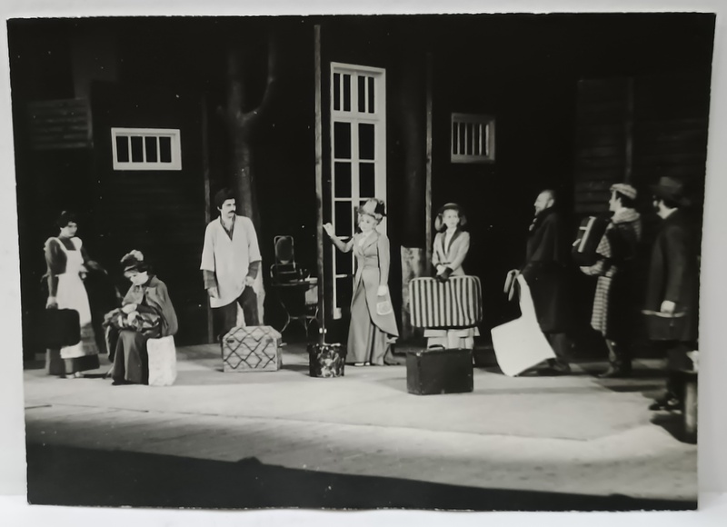SCENA DIN PIESA ' LIVADA DE VISINI ' , TEATRUL DE COMEDIE , regia L. GIURCHESCU , APAR  ACTRITELE SANDA TOMA si VASILICA TASTAMAN SI ALTII , FOTOGRAFIE , ANII ' 70-  ' 80