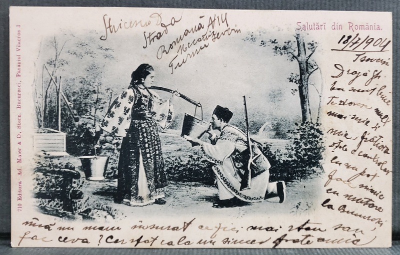 SCENA IDILICA , BARBAT SI FEMEIE IN COSTUME POPULARE , CU COFA CU GALETI CU APA , CARTE POSTALA , CLASICA