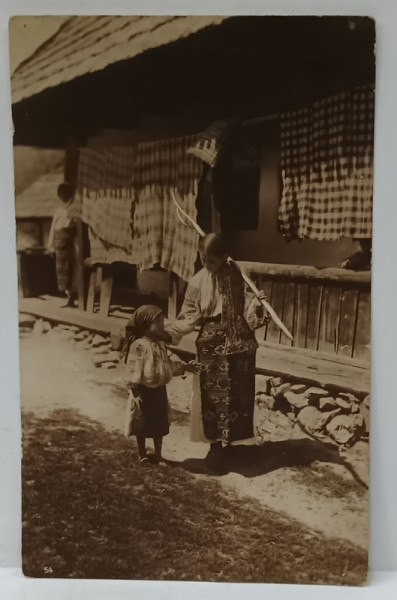 SCENA IN FATA CASEI , LA TARA , MAMA SI CELE DOUA FIICE IN COSTUM POPULAR , CARTE POSTALA , PERIOADA INTERBELICA