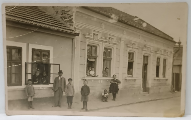 SCENA STRADALA , MUNTENIA , ORAS NEIDENTIFICAT , FOTOGRAFIE FORMAT CARTE POSTALA , PERIOADA INTERBELICA