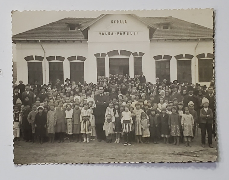 SCOALA VALEA  PARULUI , JUDETUL BUZAU , FOTOGRAFIE DE GRUP , ELEVI SI PROFESORI  IN FATA CLADIRII , INTERBELICA