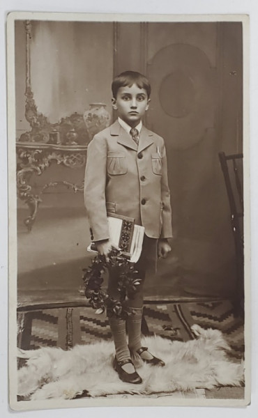 SCOLAR CU CUNUNA DE PREMIANT , STUDIO GEORGE VARLAN , ALEXANDRIA , FOTOGRAFIE , INTERBELICA