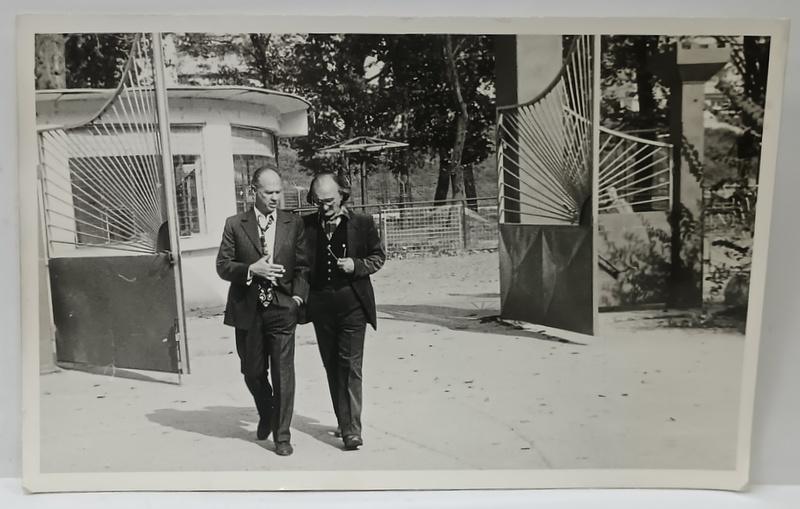 SCRIITORUL STEFAN BANULESCU DISCUTAND CU UN AMIC , FOTOGRAFIE IN EXTERIOR , 1981