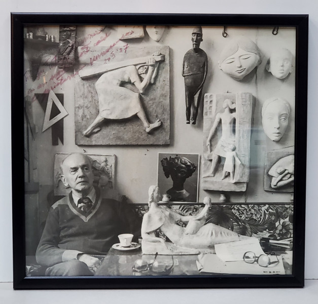 SCULPTORUL ION IRIMESCU IN ATELIER , FOTOGRAFIE CU DEDICATIE PENTRU TATIANA BRENER , DATATA  27 IUNIE 1987