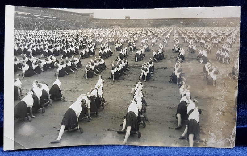 SERBARE PE STADION  , POSIBIL GERMANIA , FOTOGRAF IOSIF BERMAN , DESTINATA ZIARULUI CURENTUL , PERIOADA INTERBELICA