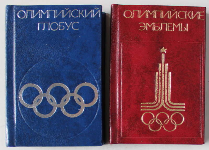 SET DE DOUA CARTI IN LIMBA RUSA IN ETUI DIN CARTON , DEDICATE OLIMPIADEI , APARUTE 1978 , FORMAT MIC