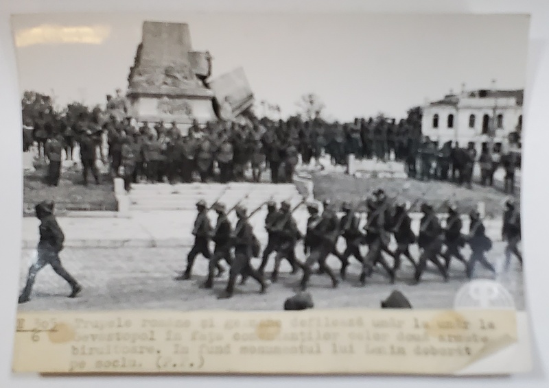 SEVASTOPOL , TRUPELE ROMANE SI GERMANE DEFILAND IN FATA STATUII DOBORATE A LUI LENIN , FOTOGRAFIE DE PRESA , 16 IULIE 1942