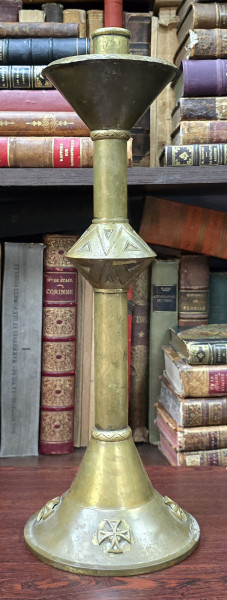 Sfesnic din alama, decorat cu crucea malteza