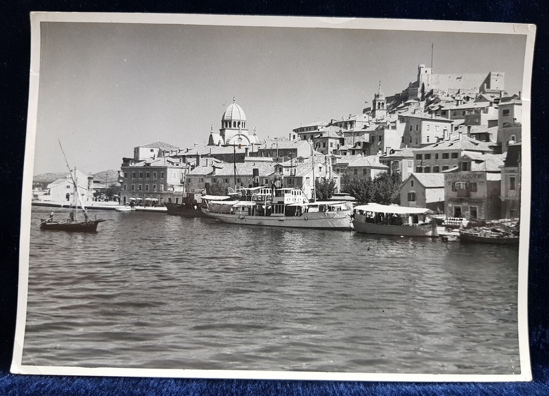SIBENIK , PORT IN CROATIA , VEDERE DINSPRE MAREA ADRIATICA , FOTOGRAFIE MONOCROMA, PE HARTIE LUCIOASA , PERIOADA INETRBELICA