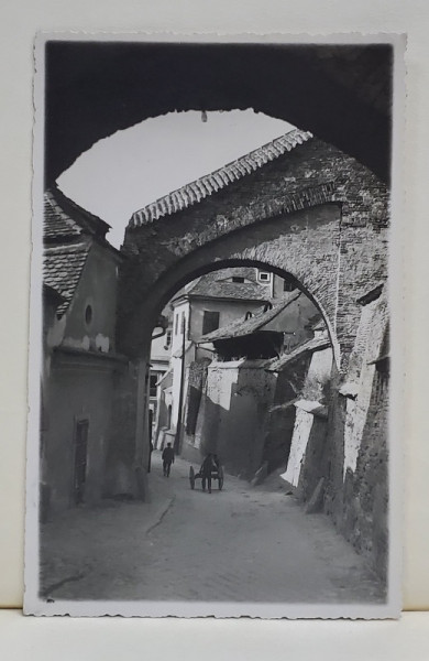 SIBIU , STRADA IN  ORASUL VECHI , FOTO. ORIG. E. FISCHER , TIP CARTE POSTALA , 1943