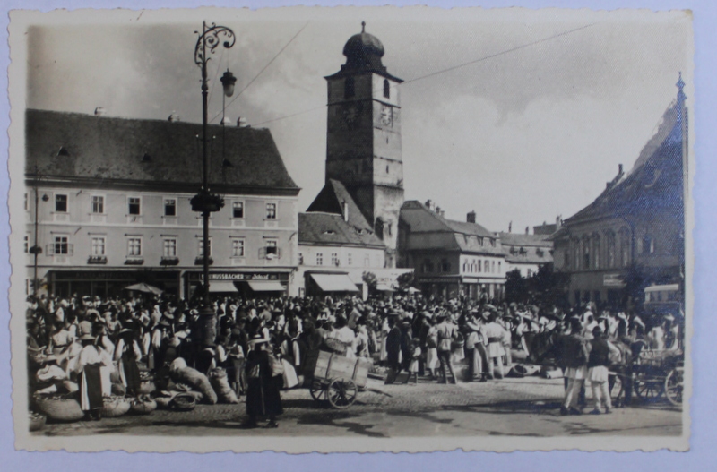 SIBIU  - TARG IN PIATA REGELE FERDINAD  , FOTOGRAFIE TIP CARTE POSTALA , ORIGINALUL DE E . FISCHER , MONOCROMA , NECIRCULATA , DATATA 1941