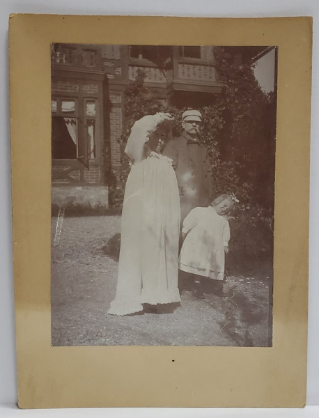 SINAIA , FAMILIE CU COPIL PE TERASA UNEI VILE , FOTOGRAFIE , CCA. 1900