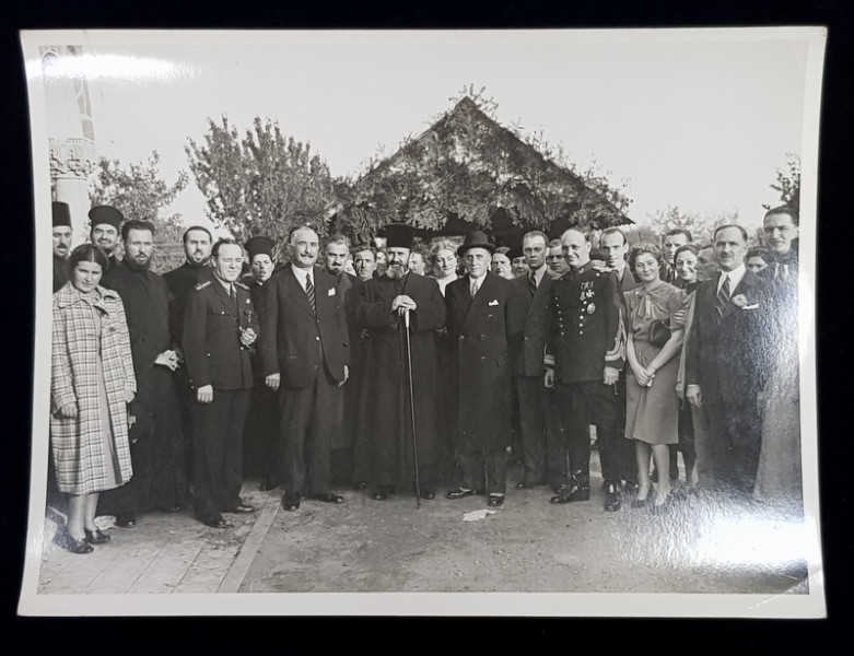 SLUJBA DE SFINTIRE A BISERICII DE LA CRUCEA DE PIATRA  , CALUGARENI  - FOTOGRAFIE DE GRUP CU OFICILAITATI SI PREOTI  , FOTOGRAFIE DE A.GH. EBNER  - BUCURESTI , MONOCROMA , PE HARTIE LUCIOASA , DATATA OCTOMBRIE 1938