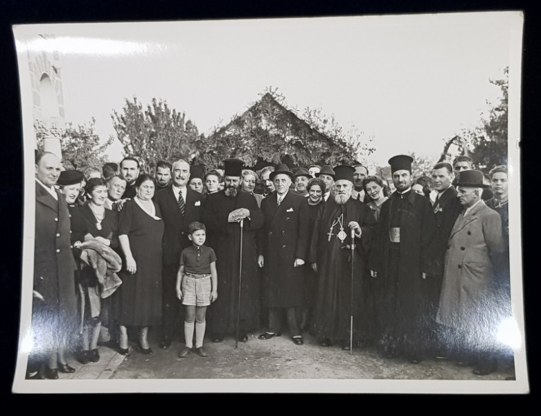 SLUJBA DE SFINTIRE A BISERICII DE LA CRUCEA DE PIATRA  , CALUGARENI  - FOTOGRAFIE DE GRUP IN EXTERIORUL BISERICII   , FOTOGRAFIE DE A.GH. EBNER  - BUCURESTI , MONOCROMA , PE HARTIE LUCIOASA , DATATA OCTOMBRIE 1938