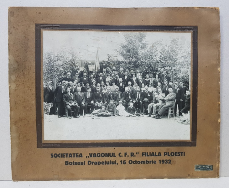 SOCIETATEA ' VAGONUL C.F.R. ' FILIALA PLOIESTI , BOTEZUL DRAPELULUI , FOTOGRAFIE DE GRUP IN EXTERIOR , MONOCROMA, PE SUPORT DIN CARTON , 16 OCTOMBRIE , 1932