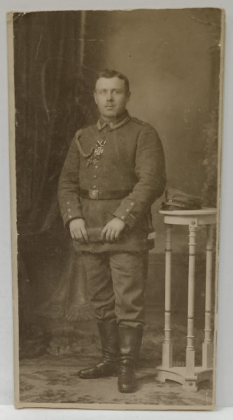 SOLDAT GERMAN , DECORAT CU ' CRUCEA DE FIER ' , FOTOGRAFIE IN STUDIO POSTLEP , BERLIN , SFARSITUL SEC . XIX