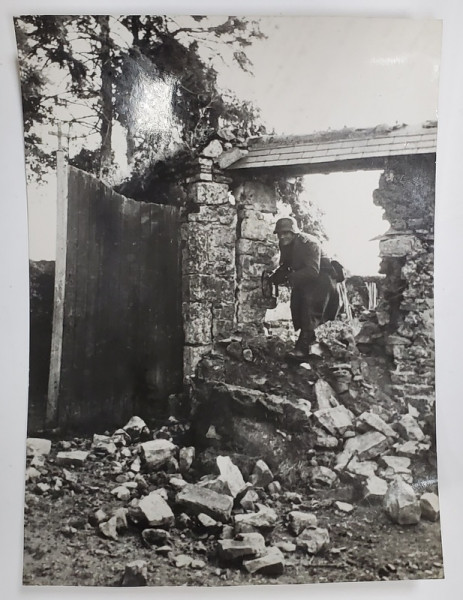 SOLDAT GERMAN IN LUPTA INTR- UN SAT NORMAND , PHOTO . ORBIS , BERLIN , AL DOILEA RAZBOI MONDIAL , FOTOGRAFIE DE PRESA