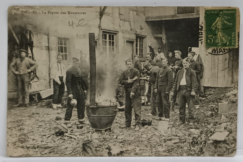 SOLDATI FRANCEZI  LA POPOTA , IN MANEVRE , FOTOGRAFIE IN EXTERIOR  , FORMAT CARTE POSTALA , INCEPUTUL SEC. XX
