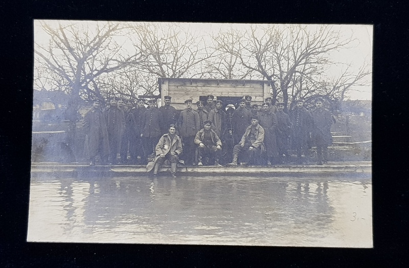 SOLDATI GERMANI CU APARATE TOPOGRAFICE , PE MARGINEA UNEI APE , FOTOGRAFIE DE GRUP , TIP CARTE POSTALA , MONOCROMA, NECIRCULATA , PERIOADA PRIMULUI RAZBOI MONDIAL