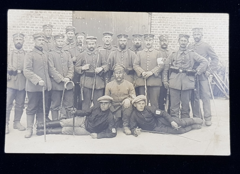 SOLDATI GERMANI CU ARME SI BASTOANE DE LEMN , FOTOGRAFIE DE GRUP , TIP CARTE POSTALA , MONOCROMA, INCEPUTUL SEC. XX