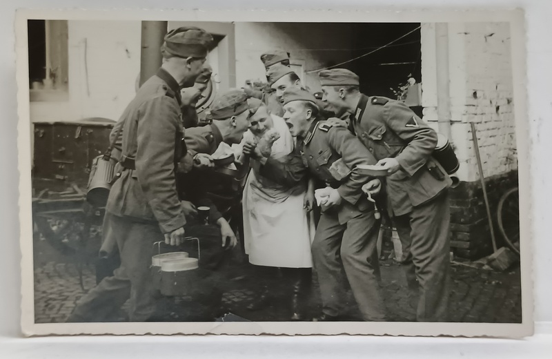 SOLDATI GERMANI , SCENA UMORISTICA , FOTOGRAFIE DE GRUP , FORMAT CARTE POSTALA  , 1939