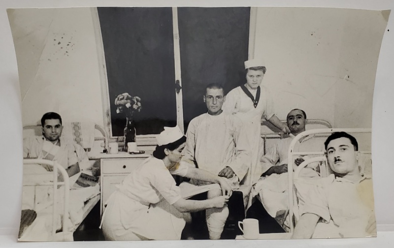 SOLDATI ROMANI IN SPITAL , LA ORA PANSAMENTELOR , FOTOGRAFIE PENTRU ZIARUL ' PORUNCA VREMII ' , ANII '40
