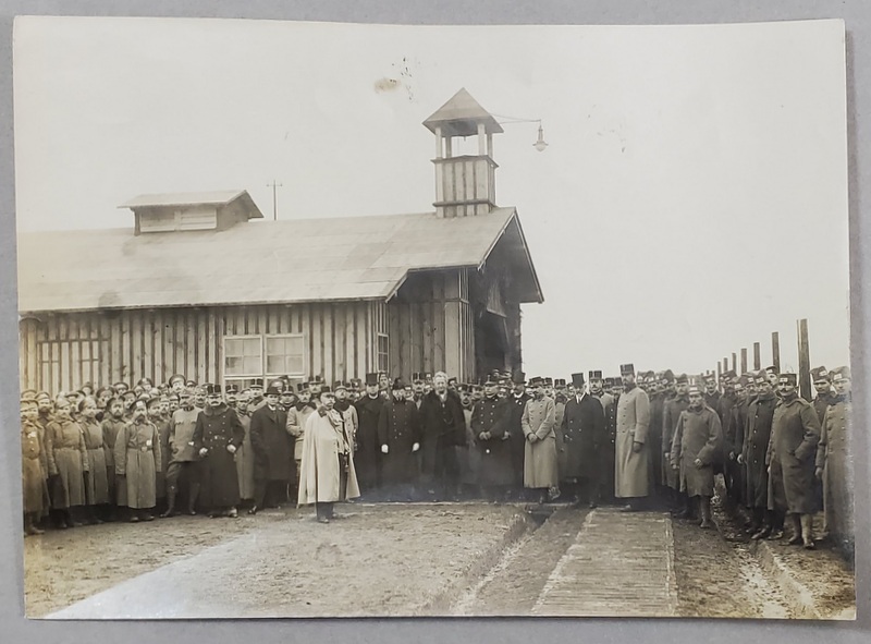 SOLDATI SI OFITERI AUSTRO - UNGARI SI PRIZONIERI  SARBI , FOTOGRAFIE DE GRUP IN EXTERIOR , INCEPUTUL SEC. XX