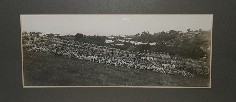 SOLDATI SI OFITERI ROMANI  , POZA DE GRUP LA MARGINEA UNUI SAT , FOTOGRAFIE MONOCROMA, INRAMATA , CU PASPARTU , INCEPUTUL SECOLULUI XX