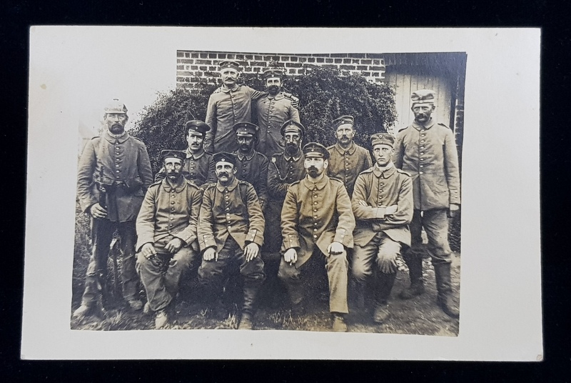 SOLDATI SI SUBOFITERI GERMANI POZAND ASEZATI PE BANCI  , FOTOGRAFIE DE GRUP , CARTE POSTALA ILUSTRATA , MONOCROMA, DATATA 1915