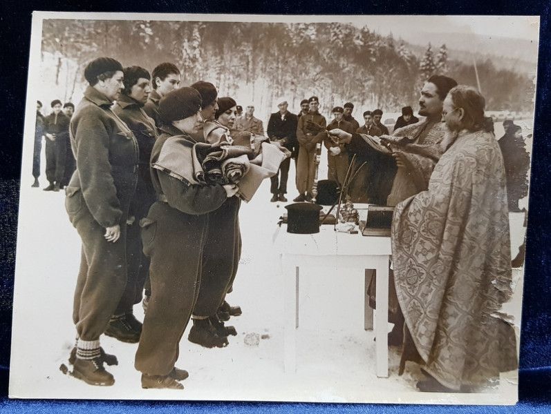 SOLEMNITATEA SFINTIRII SI RIDICARII PAVILIONULUI LA CENTRUL DE STRAJERIE PREDEAL , FOTOGRAFIE DE IOSIF BERMAN , MONOCROMA , PERIOADA INETRBELICA