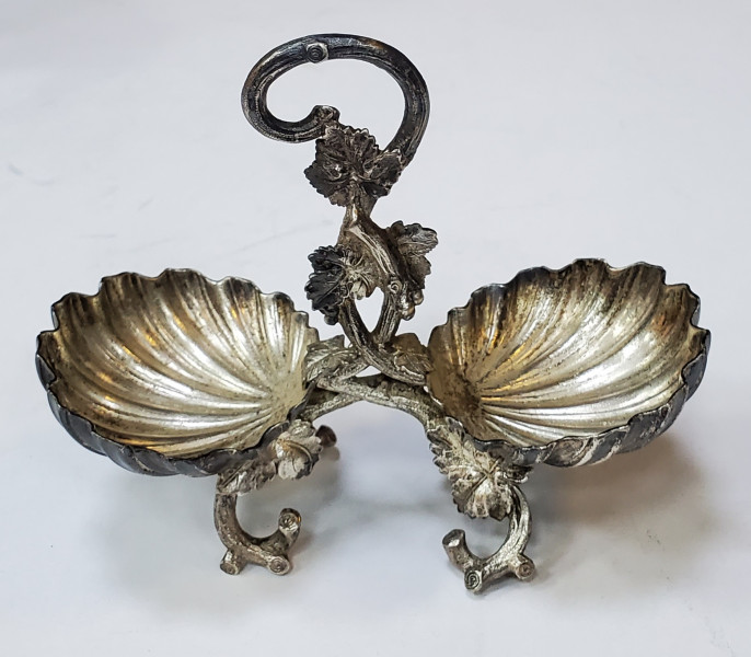 Solnita din metal argintat decorata cu motive vegetale, Secol XX