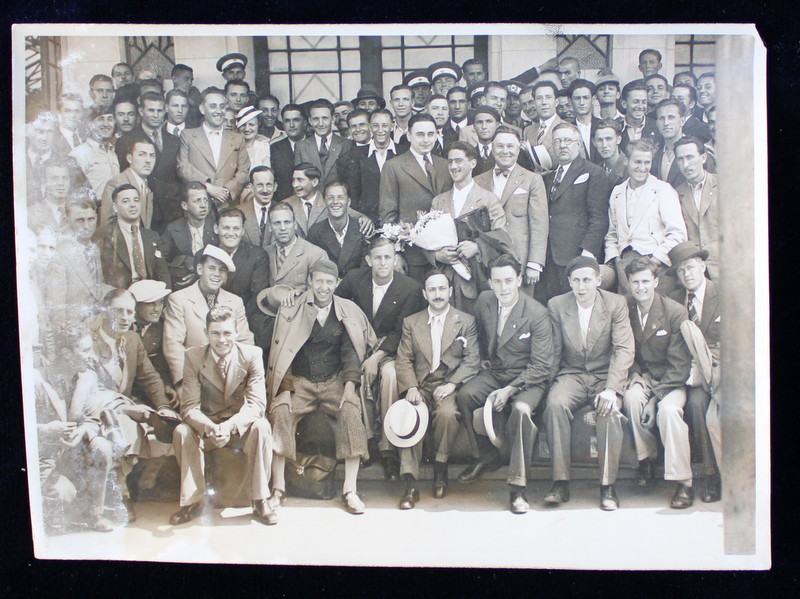 SOSIREA DELEGATIEI ATLETILOR SI BOXERILOR IUGOSLAVI IN GARA DE NORD , FOTOGRAFIE DE IOSIF BERMAN , MONOCROMA, PE HARTIE LUCIOASA , PERIOADA INTERBELICA , PREZINTA PETE SI URME DE UZURA IN PARTEA STANGA *