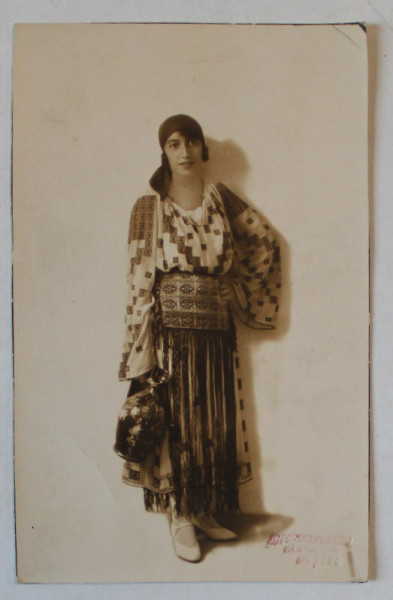 SOTIA DOCTORULUI MARCU DIN CRAIOVA , BERTHA ,IN COSTUM POPULAR , FOTO IN STUDIO , TIP CARTE POSTALA , INTERBELICA