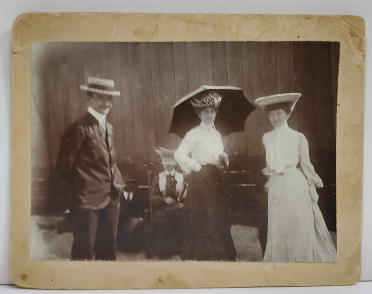 SOUVENIR DIN CONSTANTA , JEAN MAVROGHENI DIN GALATI SI DOUA DOMNISOARE ( DOMNISOARA CRUTESCU ) , FOTOGRAFIE DE GRUP ,  1903