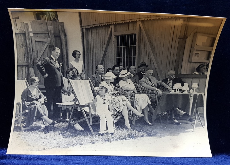 SPECTATORI LA TURNEUL DE TENIS , PE BANCI , SEZLONGURI SI FOTOLII , FOTOGRAFIE MONOCROMA, CU OCAZIA CEFERIADEI 1940