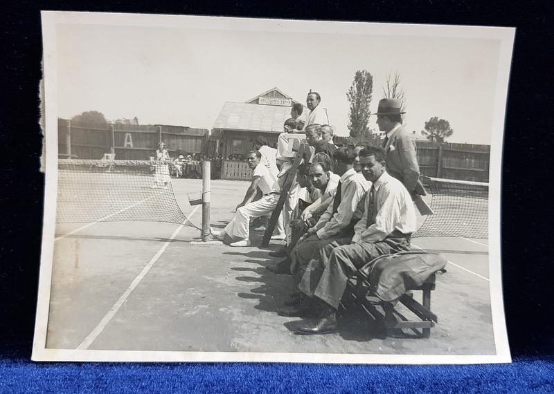 SPECTATORI PE BANCA SI ARBITRU LANGA FILEU , PE TERENUL DE TENIS , FOTOGRAFIE MONOCROMA , CU OCAZIA CEFERIADEI 1940