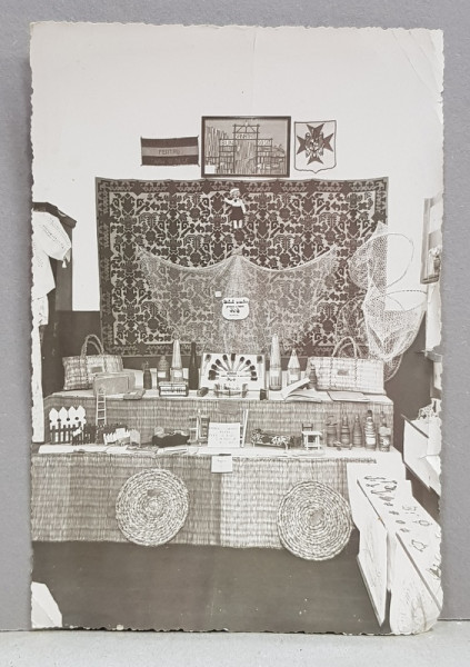 STAND CU LUCRARI ARTIZANALE  ALE COPIILOR STRAJERI DE LA O SCOALA DE BAIETI DIN GIURGIU, FOTOGRAFIE MONOCROMA, PERIOADA INTERBELICA , PARTEA DREAPTA DEGRADATA *